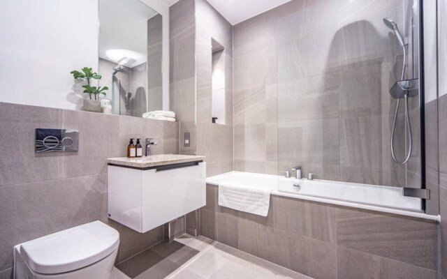 Luxury 1 Bed Apartment by the River