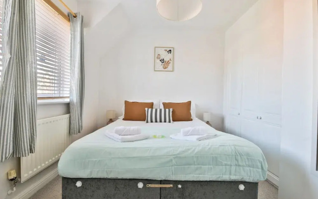 2 Bed House Near Beach with Free Parking
