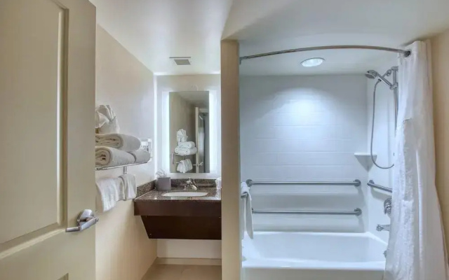 Holiday Inn & Suites Atlanta Airport-North