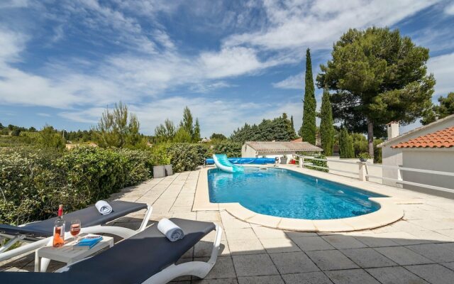 Alluring Villa in Pouzols-minervois With Jacuzzi