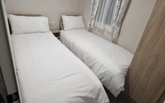 Family Caravan - Sleeps 6 - Pet Friendly - Parking