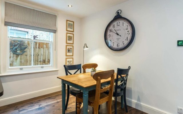 Delightful 1BD Flat in the Heart of Barnes Village