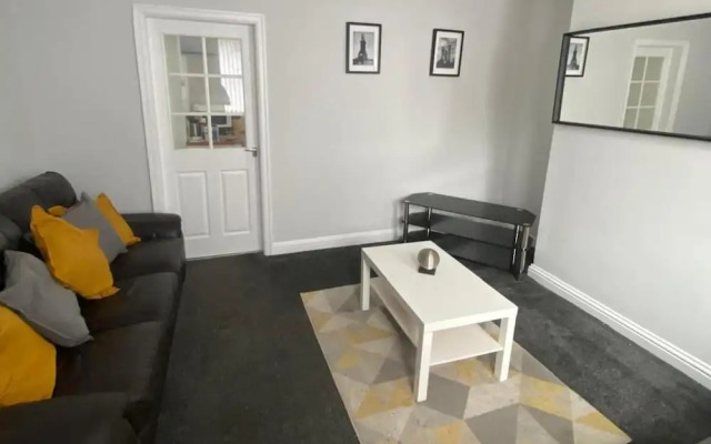 House - Sleeps 6 - Pet Friendly - Parking