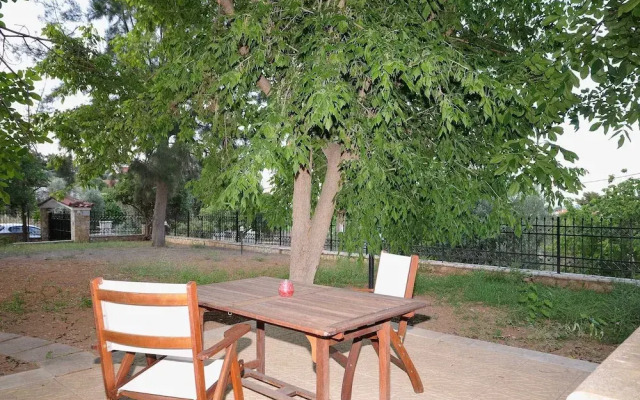 Family Maisonette with Pool near Beach