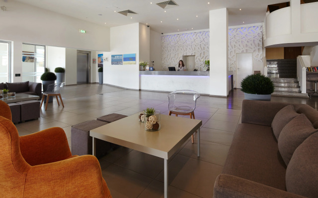 Melpo Antia Hotel & Suites