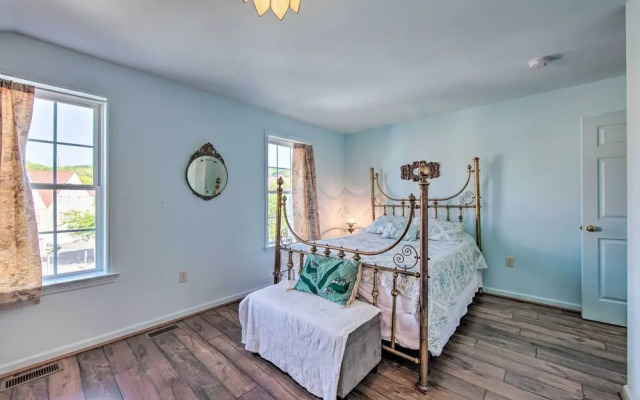 Unique Townhouse in Bavarian-style Neighborhood!