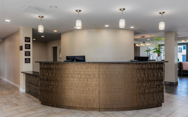 Orangewood Inn & Suites Kansas City Airport