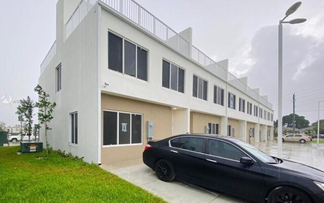 Casa Grand Cielo  - NEW HOME 3 Floors with SKY Terrace near Zoo FL Keys MIA