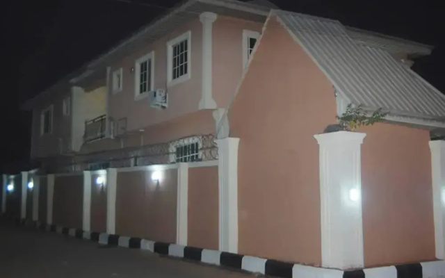 6 Bedroom Serviced Apartments In House in Benin