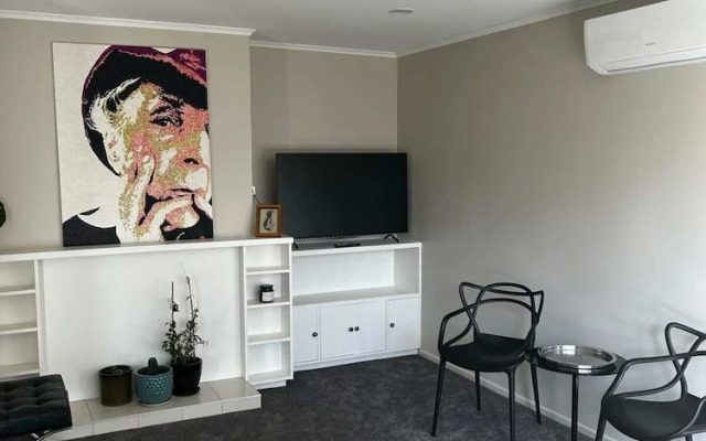 Spacious 2BR Home in the Suburbs