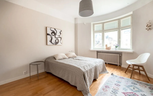 2ndhomes Top Floor 3BR Apartment w Sauna