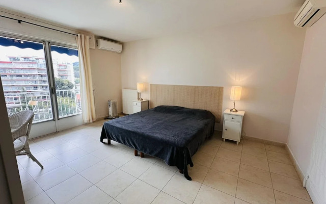 Two Bed Apt in the Center of Cannes - 2229