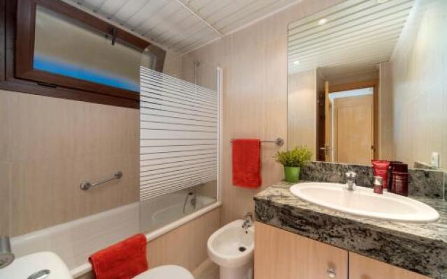 Apartamento con terraza y piscina junto a la playa