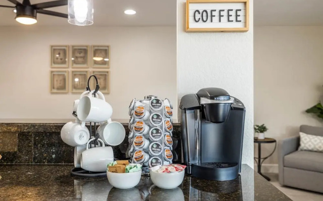 Scottsdale Waltann 3 Bedroom Home by RedAwning