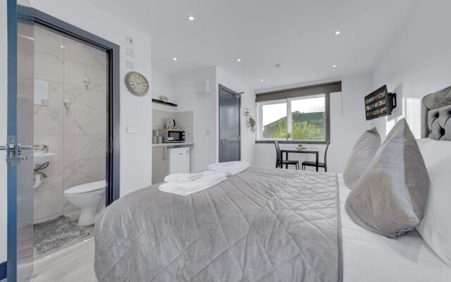 Captivating 1-bed Studio in Feltham