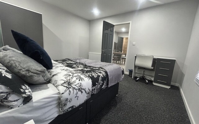 Private Luxury Apartment - Free Parking & Wi-fi