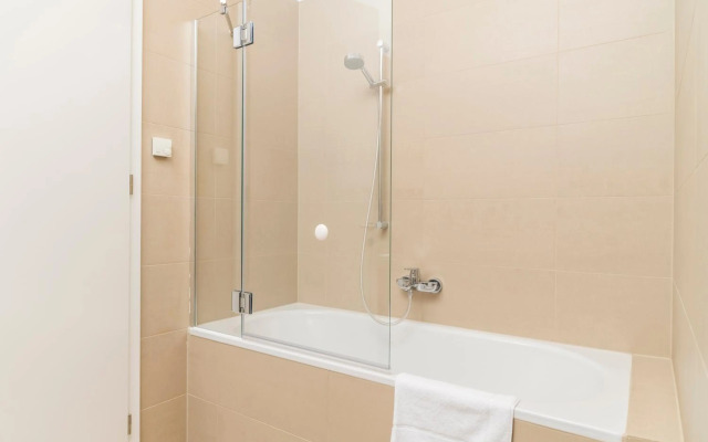 Prater Balcony Suite by ichbucheAT