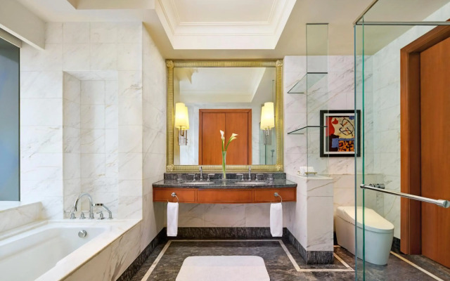 The Ritz-Carlton Jakarta, Mega Kuningan