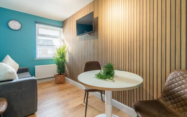 Upscale 2 Bed & Bath Flat in Newport