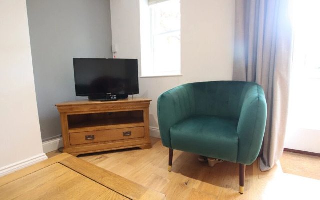 Charming Flat With Private Patio in Clifton