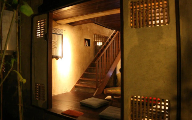 Artist Eco Villa With Wood And Clay