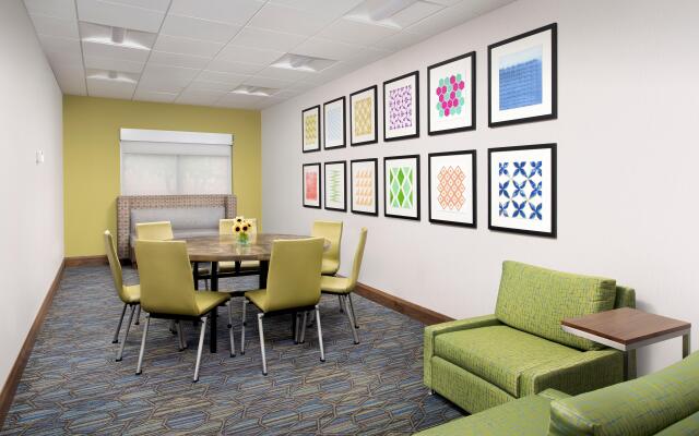 Holiday Inn Express & Suites Baltimore - BWI Airport North by IHG