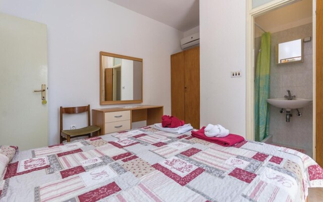 Beautiful Home in Lovrecica With Wifi and 2 Bedrooms