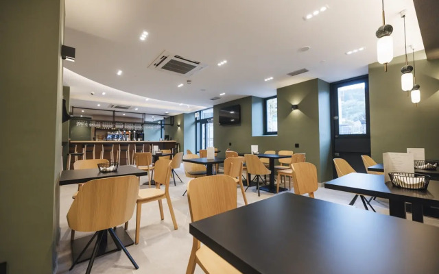 Hotel Mondragon
