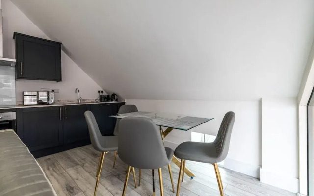 Impeccable 2-bed Apartment in Camberley