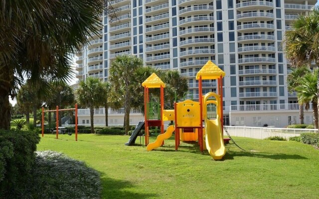 The Gem - 3 Br condo by RedAwning