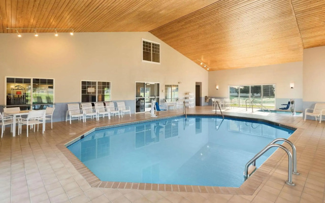 Country Inn & Suites by Radisson, Chippewa Falls, WI