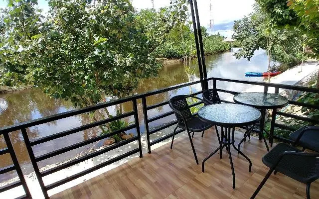 Thipburee Riverside Hotel