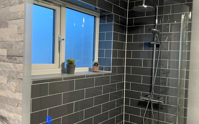 Comfortable King Bed - location - leisure - Contractors - Parking