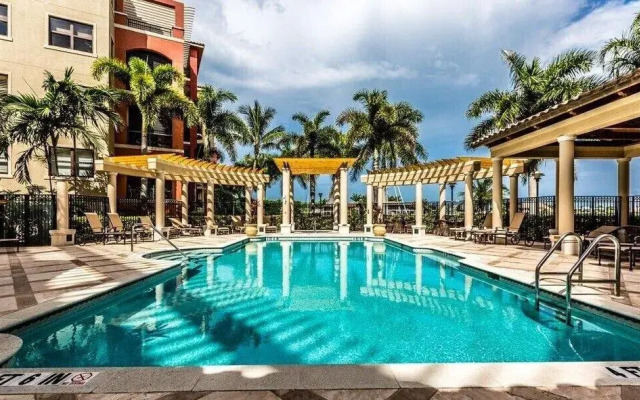 Luxurious Esplanade Condo Overlooking bay