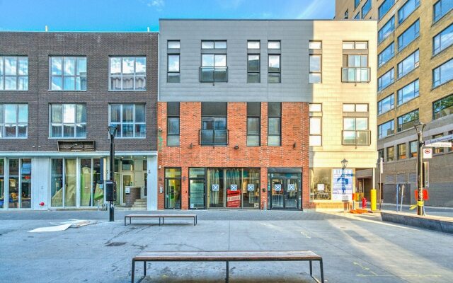 The Main 202 Central Modern Mezzanine Liv MTL