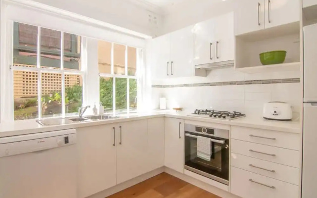 Two Bedroom Apartment in Mosman With Harbour Views