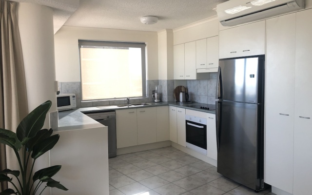 Centrepoint Holiday Apartments – Kitchen – Caloundra
