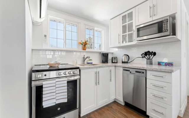 Private Studio Apartment in Burlington - U5