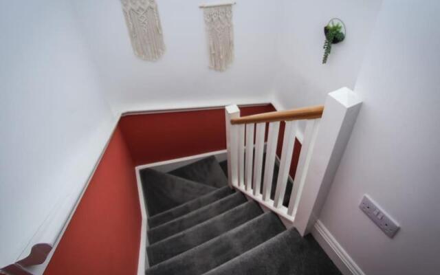 No15 Luxe Living Elegant City Home-1 Bed-Garden-Wifi-Private Parking-Beach-City