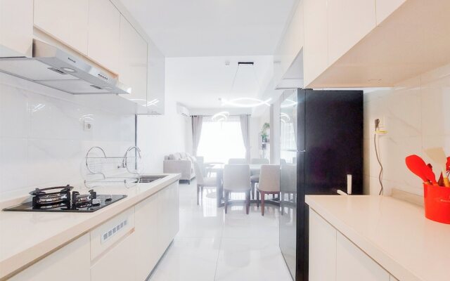 Spacious And Homey Living 3Br At Sky House Bsd Apartment