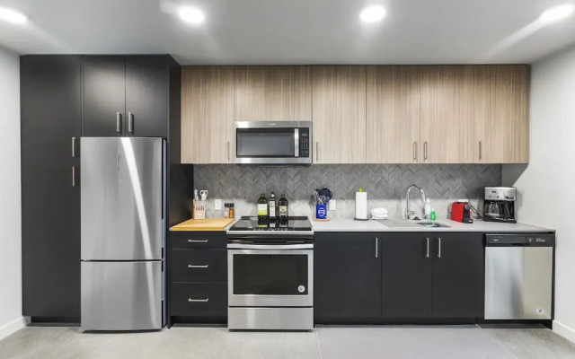 Posh Lofty Pad in Central Redmond