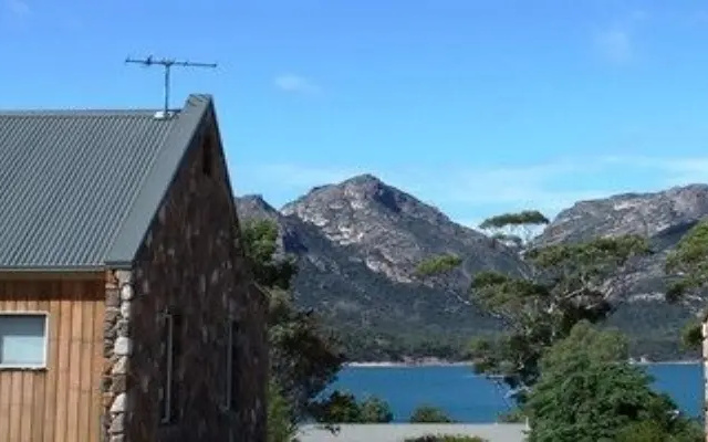 Coles Bay Stone Cottage