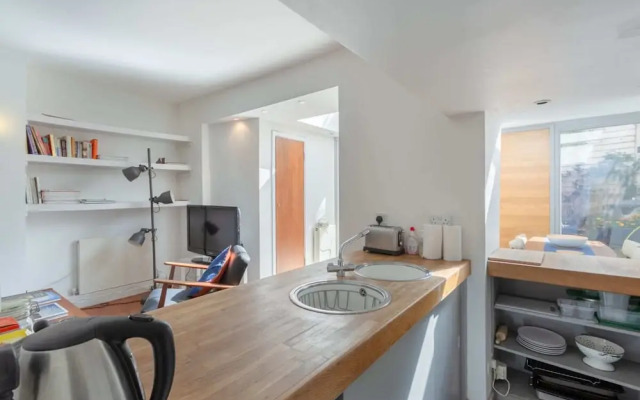 Fantastic and Bright 1 Bedroom Garden Flat