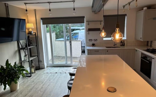 House Sleeps 5 With Parking
