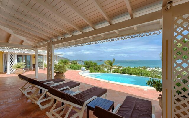 Stunning Orient Bay Ocean Views, Walk to the Beach! AC, Free Wifi, Swimming Pool