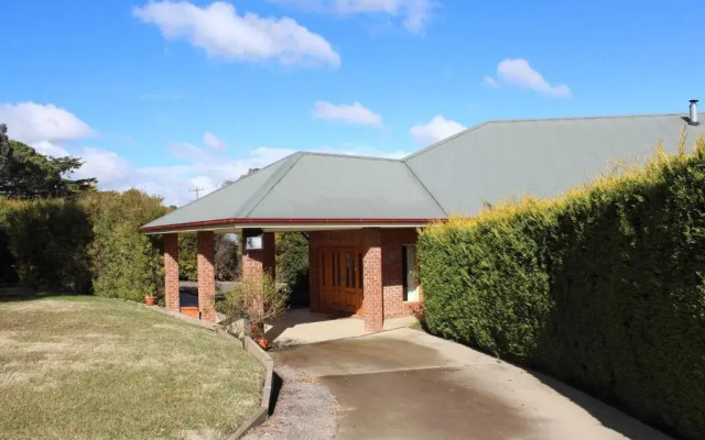 Gundaroo Manor Bed & Breakfast