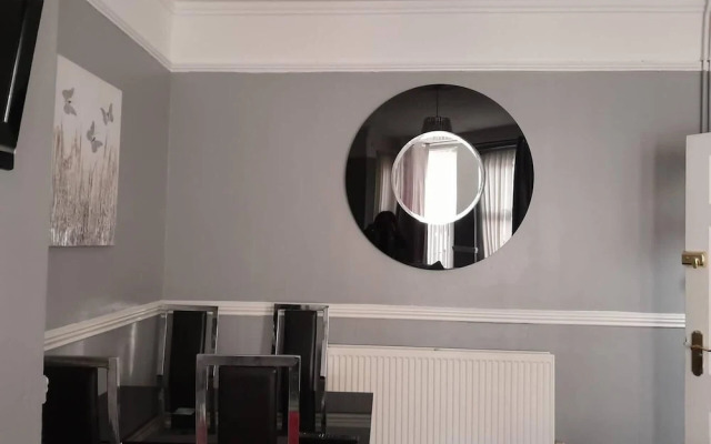 Large House Sleeps13 Close to lfc Stadium Anfield