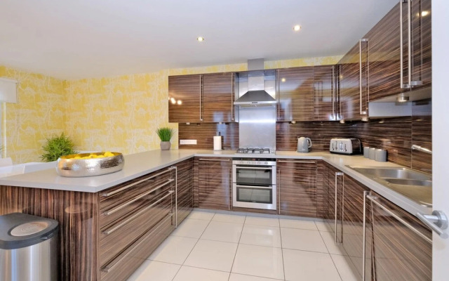 Bright Family Townhouse With Stunning Views Over Royal Deeside