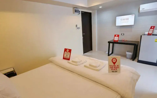 Nida Rooms Central 353 Clock Spin