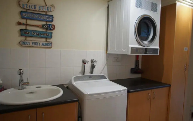 Government Road, 117a 'Pollys' View'